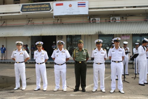 Kolonel KAV Daru Cahyono dan sejawat dari Angkatan Laut Thailand saat melepas Dewaruci